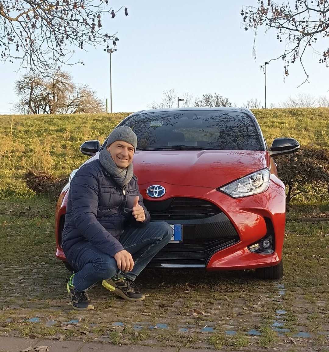 Andrea Pirolo con la sua nuova Toyota Yaris
