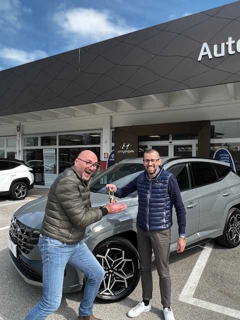 Eugenio Bocchi con la sua nuova Hyundai Tucson Hybrid