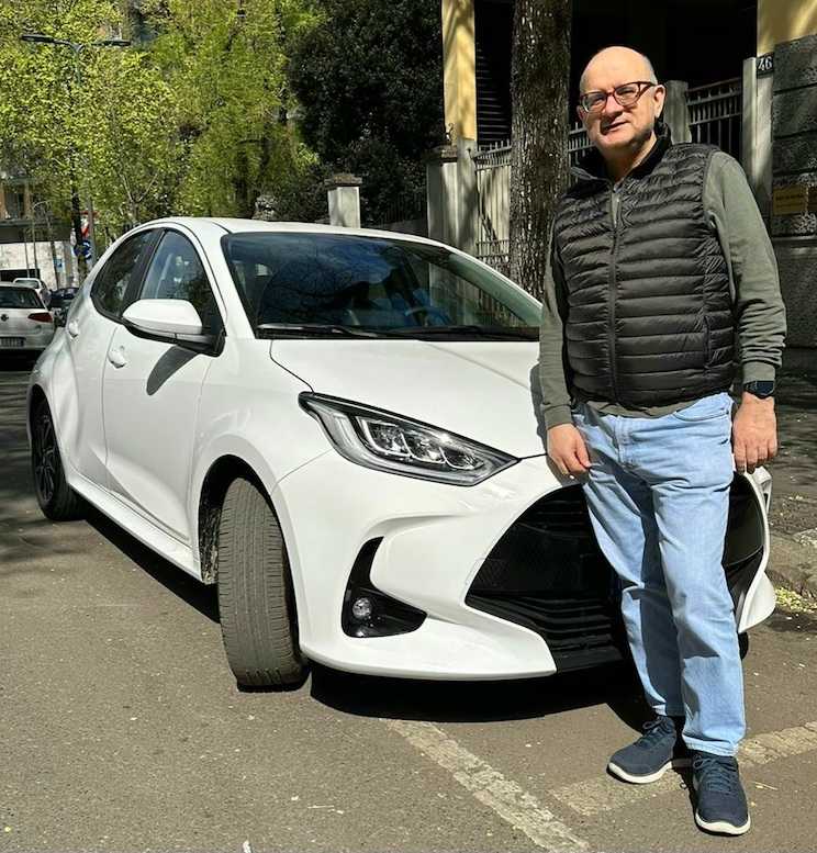 Angelo Morabito con la sua nuova Toyota Yaris
