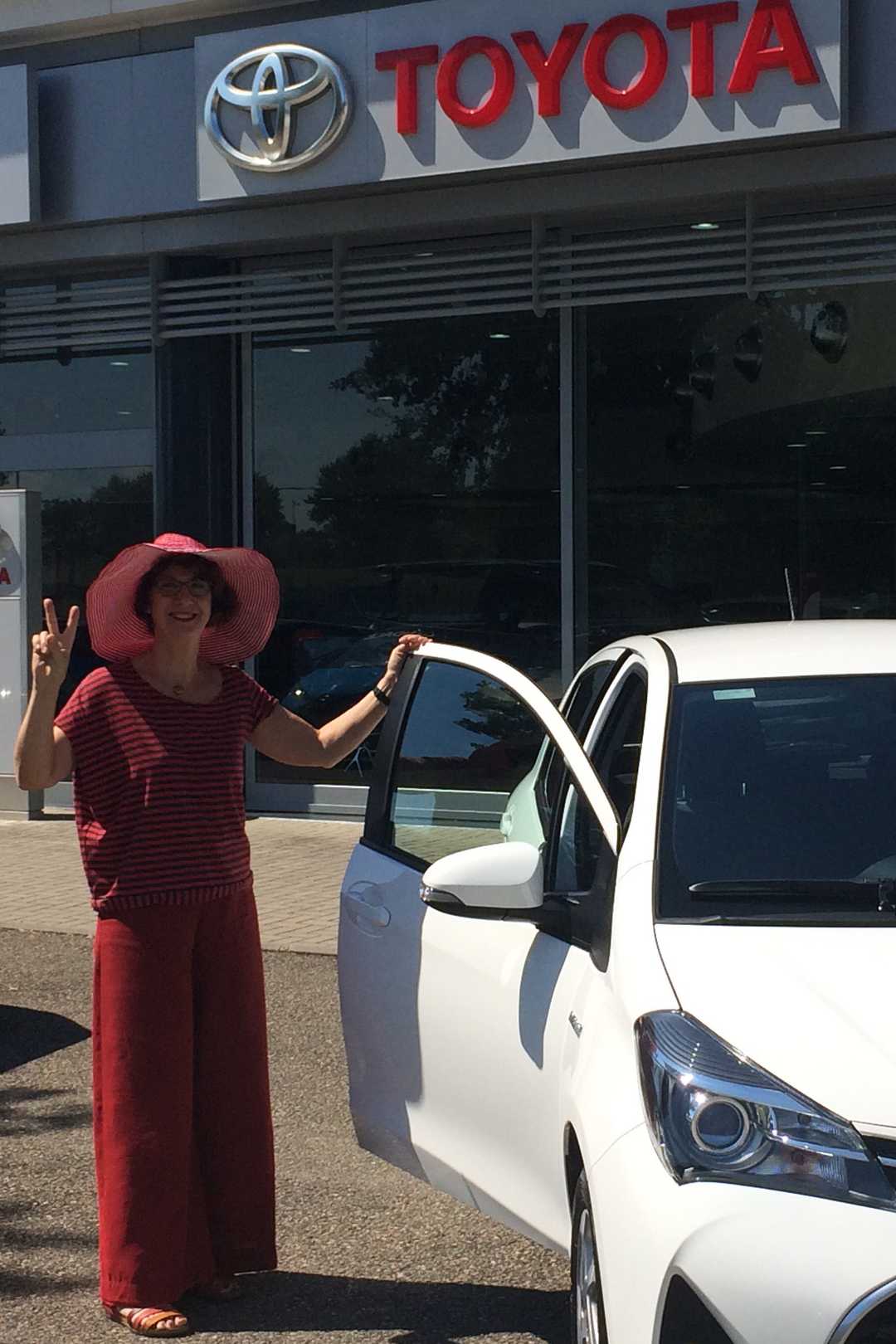 Eleonora Ravello con la sua nuova Toyota-Yaris-Hybrid